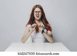 caucasiano, assento mulher, em, ventoso, tabela, estalando, caule, de, rosa