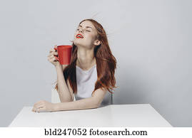 caucasiano, assento mulher, em, ventoso, tabela, segurando, xícara vermelha