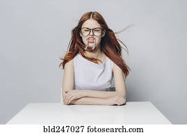 caucasiano, assento mulher, em, ventoso, tabela, com, doce, em, boca