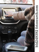 caucasien, séance femme, dans voiture, urgent, écran tactile