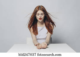 esperançoso, caucasiano, assento mulher, em, ventoso, tabela