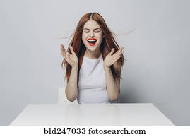 excitado, caucasiano, assento mulher, em, ventoso, tabela