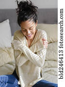 gelado, mulher hispânica, sentar-se cama