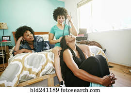 mulher, cabelo trança, de, amigo, em, quarto