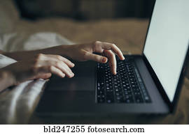 mãos, de, caucasiano, mulher datilografa, cama