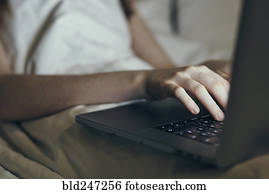 mãos, de, caucasiano, mulher datilografa, cama