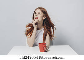 pensativo, caucasiano, assento mulher, em, ventoso, tabela, segurando, xícara vermelha