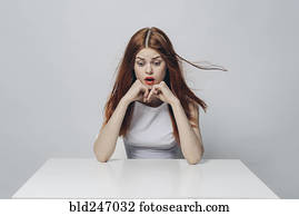 surpreendido, caucasiano, assento mulher, em, ventoso, tabela