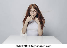 surpreendido, caucasiano, assento mulher, em, ventoso, tabela