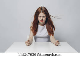 zangado, caucasiano, assento mulher, em, ventoso, tabela