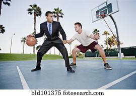 homem negócios, basquetebol jogo, com, amigo
