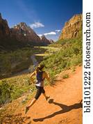 persa, corrida mulher, em, desfiladeiro