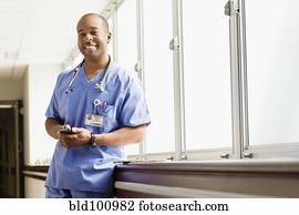 schwarz, doktor, gebrauchend, mobilfunk, in, klinikum