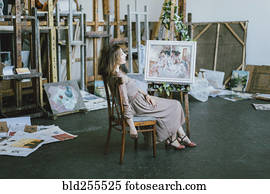 caucasiano, artista, sentando, perto, quadro, ligado, cavalete