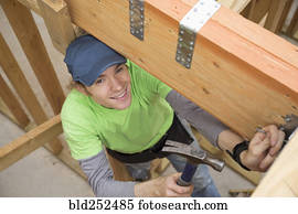 caucasiano, homem, martelando, prego, em, local construção