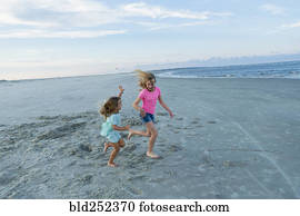 caucasiano, irmãs, executando, ligado, ventoso, praia