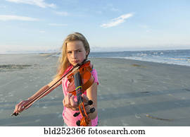 caucasiano, menina, jogando violino, ligado, ventoso, praia
