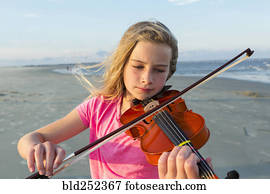 caucasiano, menina, jogando violino, ligado, ventoso, praia
