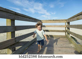 caucasiano, menino, andar, ligado, ventoso, boardwalk