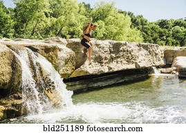 caucasiano, par, pular, pedras, perto, cachoeiras