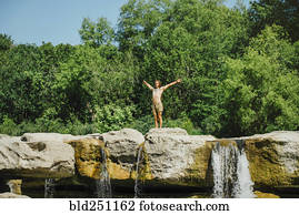 caucasiano, posição homem, ligado, pedras, perto, cachoeiras