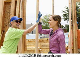caucasiano, voluntários, high-fiving, em, local construção
