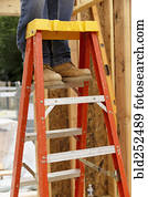 pernas, de, caucasiano, posição homem, ligado, escada, em, local construção