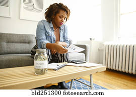 raça misturada, mulher, com, empréstimo estudante, leitura, paperwork