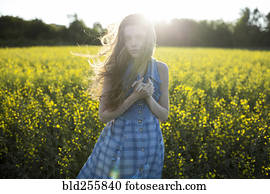 retrato, de, caucasiano, posição mulher, em, ventoso, campo