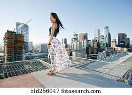 sorrindo, mulher asian, ficar, ligado, ventoso, urbano, telhado