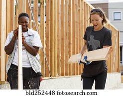 voluntários, carregar, madeira, em, um, local construção