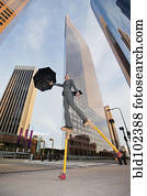 caucasiano, executiva, caminhando andas, em, urbano, meio ambiente