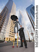 caucasiano, executiva, stilts, em, urbano, meio ambiente, ficar, com, colega trabalho