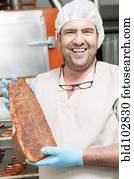 hispânico, cozinheiro, segurando, salmões smoked