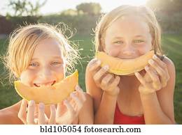 caucasiano, meninas, comer, cantaloupe