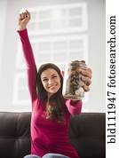 caucasiano, mulher, alegrando, com, jarro, de, mudança