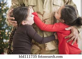 filhas, abraçando, soldado, pai