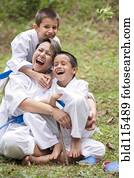 família hispânica, desgastar, artes marciais, mantos, em, capim