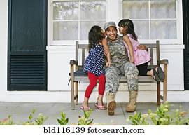 soldado, mãe, com, filhas, ligado, pátio