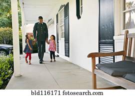 soldado, pai, com, filhas, ligado, pátio