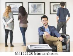 artista, sorrindo, em, galeria arte