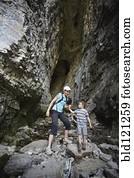 caucasiano, mãe filho, explorar, caverna