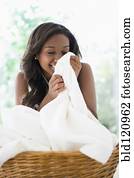 mulher preta, cheirando, limpo, toalhas