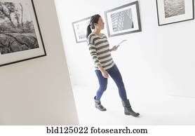 coreano, mulher, admirar, arte, em, galeria