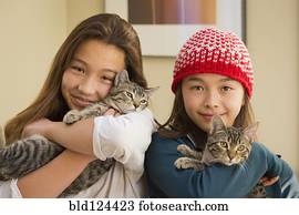 raça misturada, meninas, segurando, gatinhos