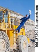 trabalhador, waving, chapéu duro, escalando, mineração, máquina