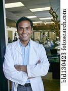 filipino, optometrist, sorrindo, em, escritório