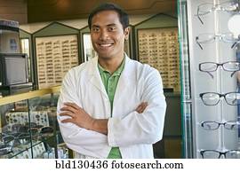 filipino, optometrist, sorrindo, em, escritório
