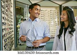 homem, tentar óculos, em, optometrist