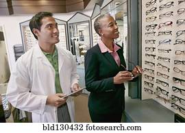 mulher, tentar óculos, em, optometrist